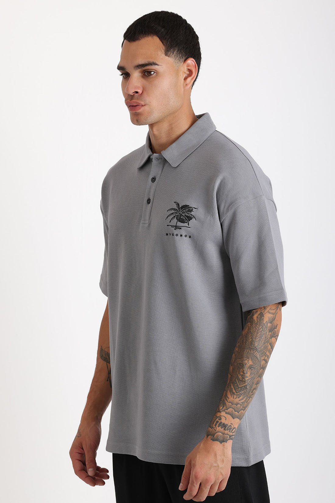 Göğüs MYKONOS Nakış Detaylı Double Pike Kumaş Loose Fit Erkek Polo Yaka Tişört