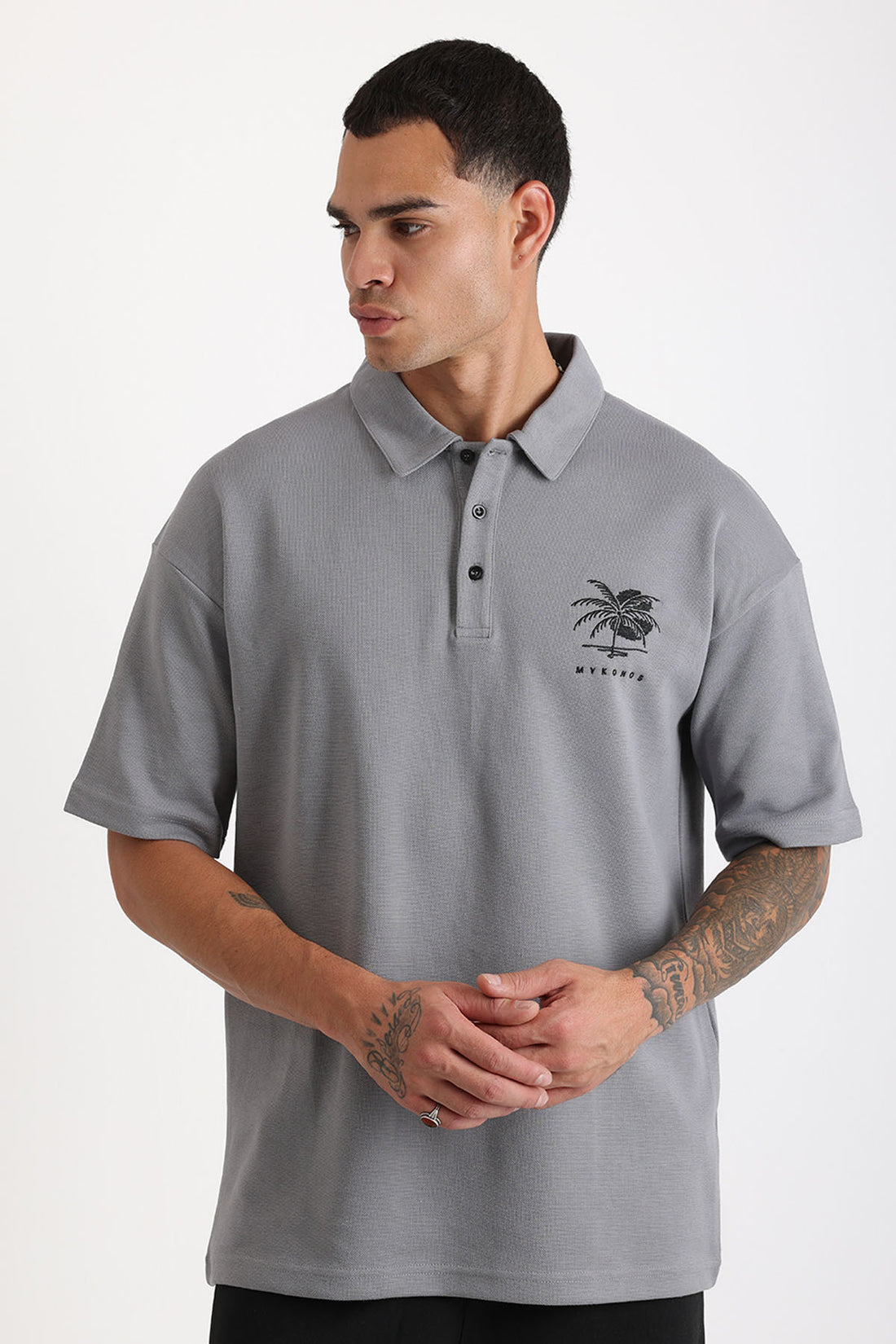 Göğüs MYKONOS Nakış Detaylı Double Pike Kumaş Loose Fit Erkek Polo Yaka Tişört