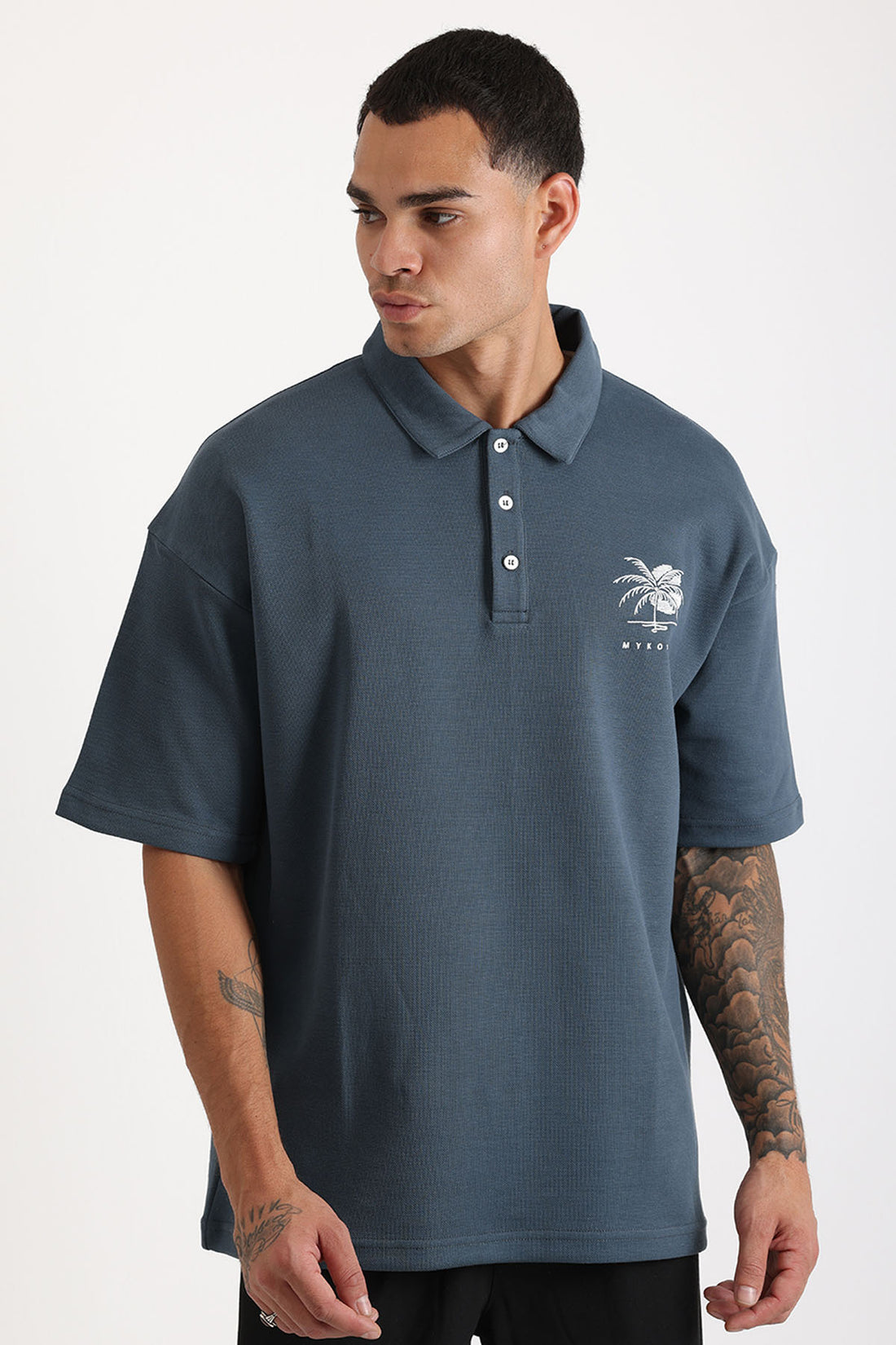 Göğüs MYKONOS Nakış Detaylı Double Pike Kumaş Loose Fit Erkek Polo Yaka Tişört
