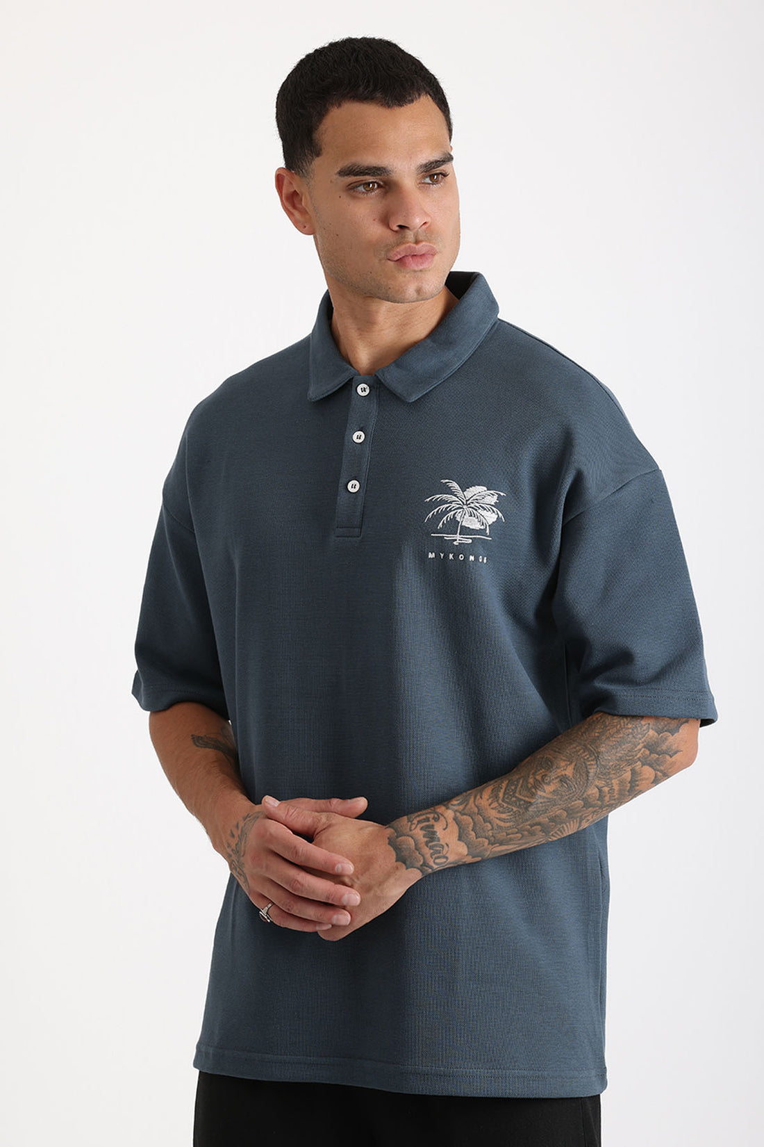 Göğüs MYKONOS Nakış Detaylı Double Pike Kumaş Loose Fit Erkek Polo Yaka Tişört