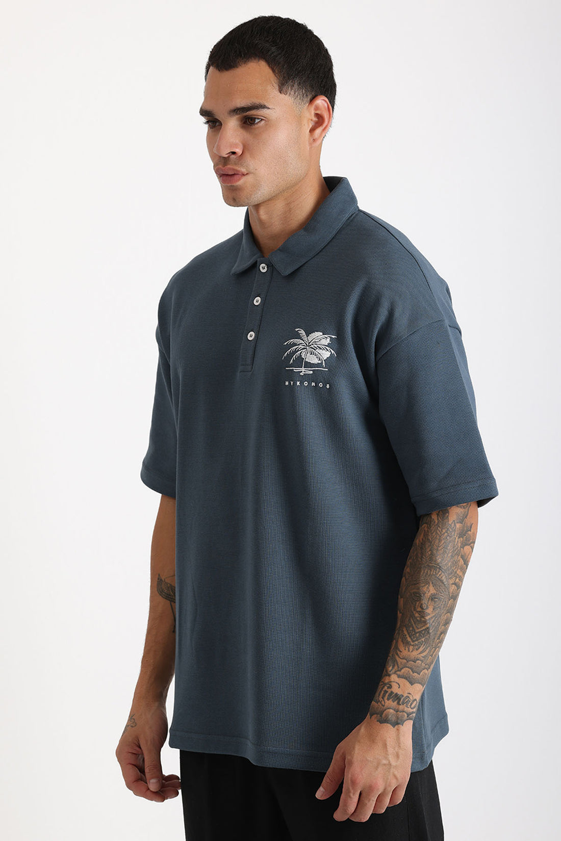 Göğüs MYKONOS Nakış Detaylı Double Pike Kumaş Loose Fit Erkek Polo Yaka Tişört