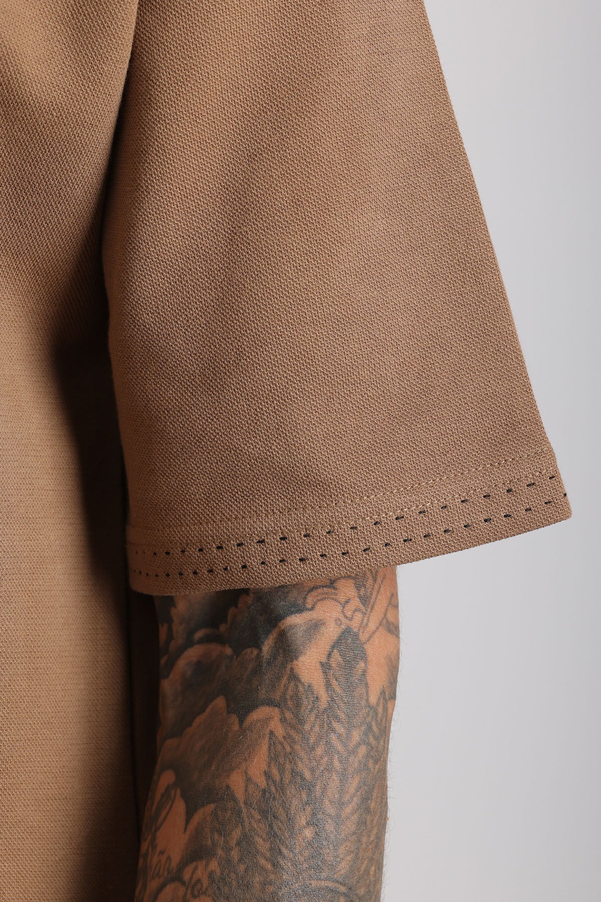 Yaka ve Kol Dikiş Detaylı Double Pike Kumaş Loose Fit Erkek Polo Yaka Tişört | Renk: Kahverengi