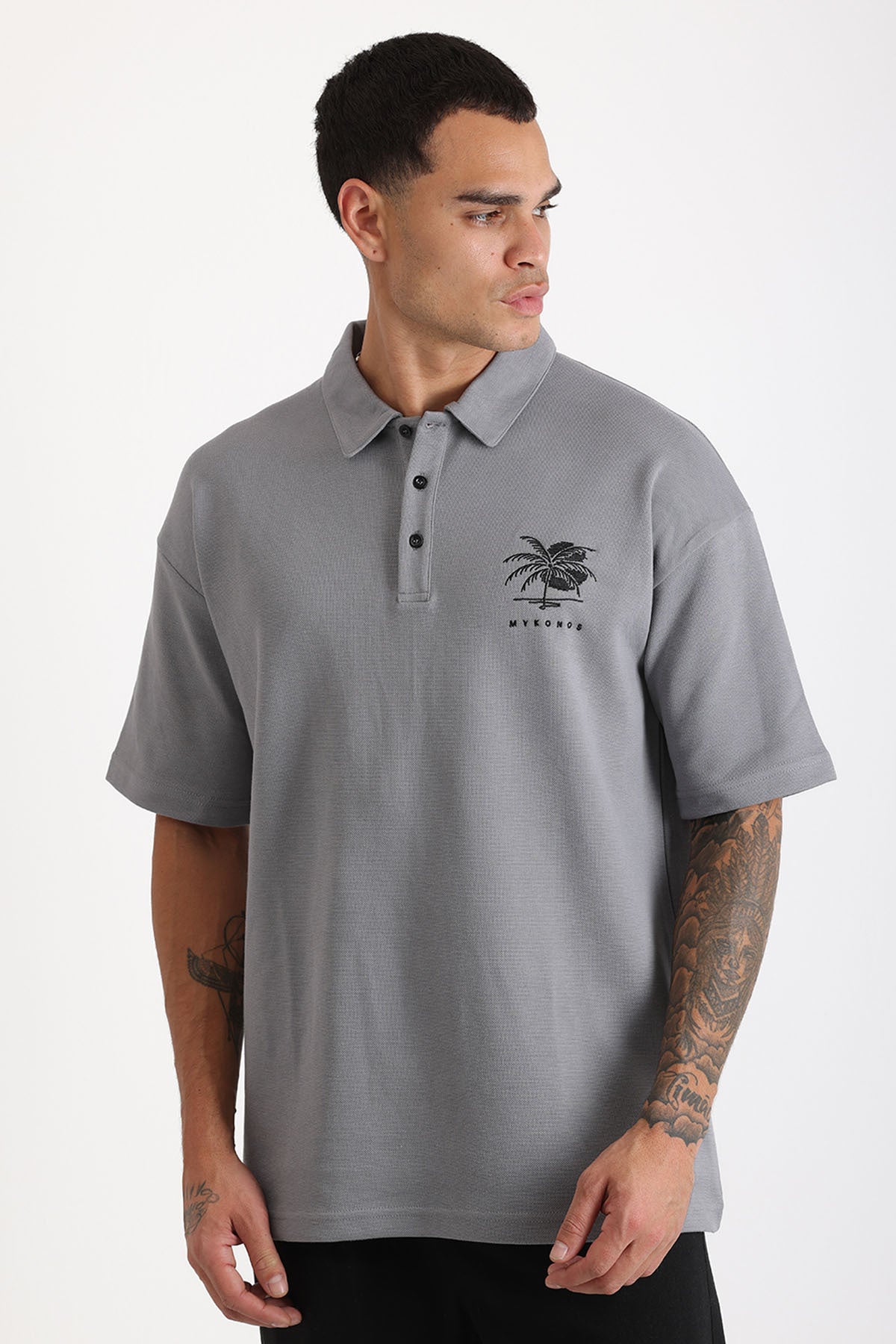 Göğüs MYKONOS Nakış Detaylı Double Pike Kumaş Loose Fit Erkek Polo Yaka Tişört | Renk: Gri