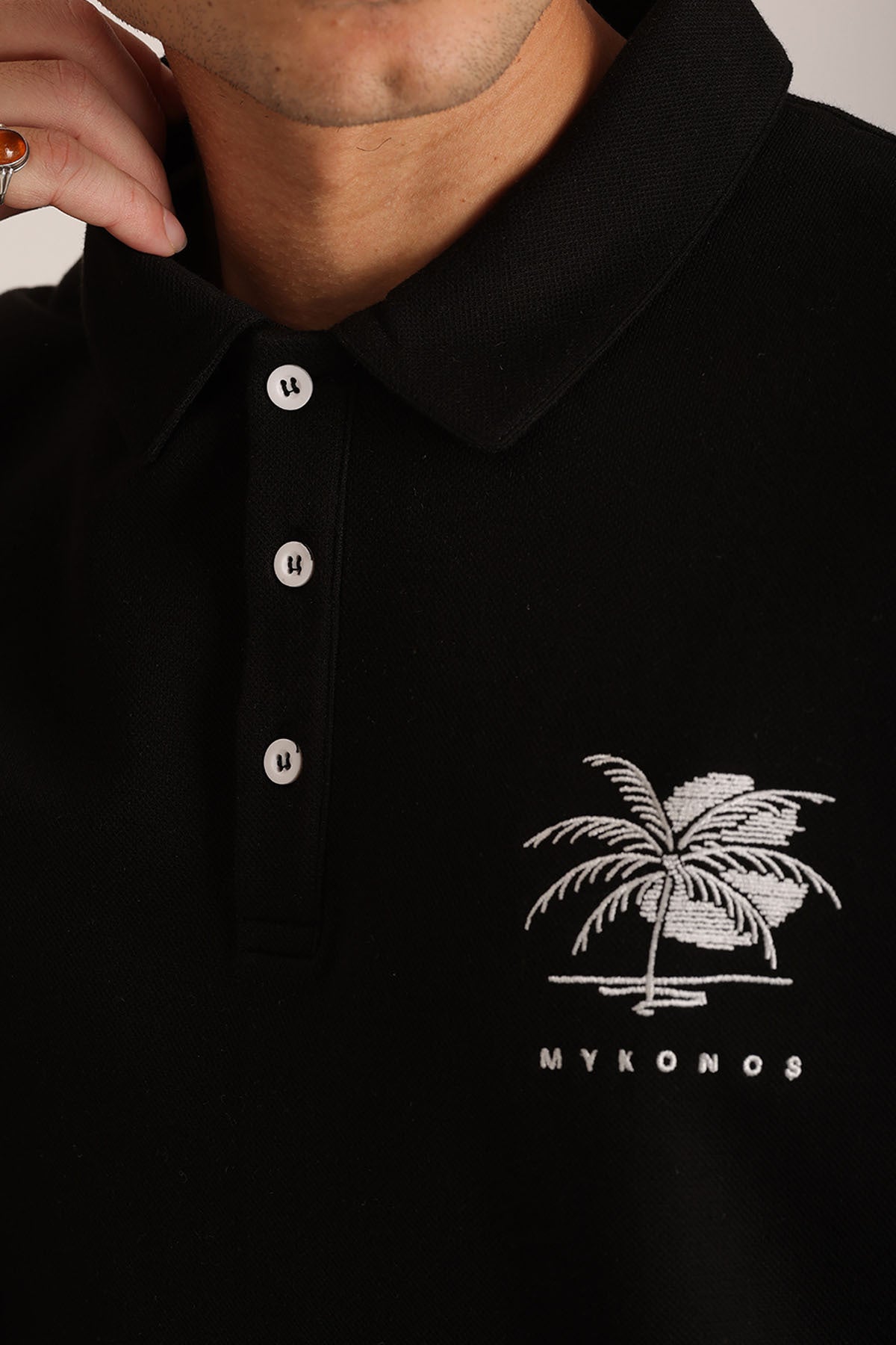 Göğüs MYKONOS Nakış Detaylı Double Pike Kumaş Loose Fit Erkek Polo Yaka Tişört | Renk: Siyah