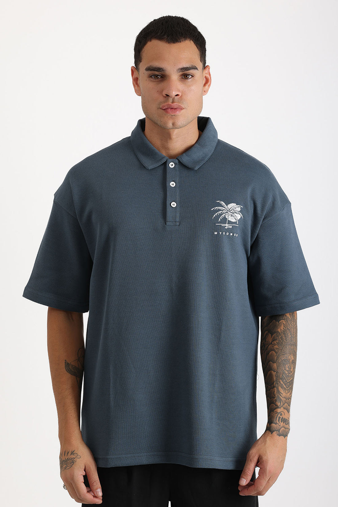 Göğüs MYKONOS Nakış Detaylı Double Pike Kumaş Loose Fit Erkek Polo Yaka Tişört