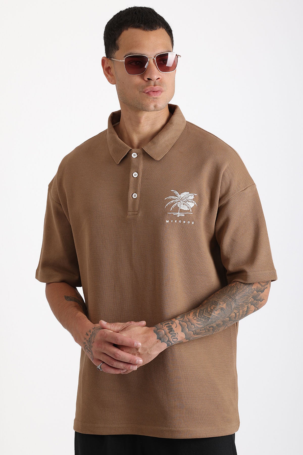 Göğüs MYKONOS Nakış Detaylı Double Pike Kumaş Loose Fit Erkek Polo Yaka Tişört | Renk: Kahverengi