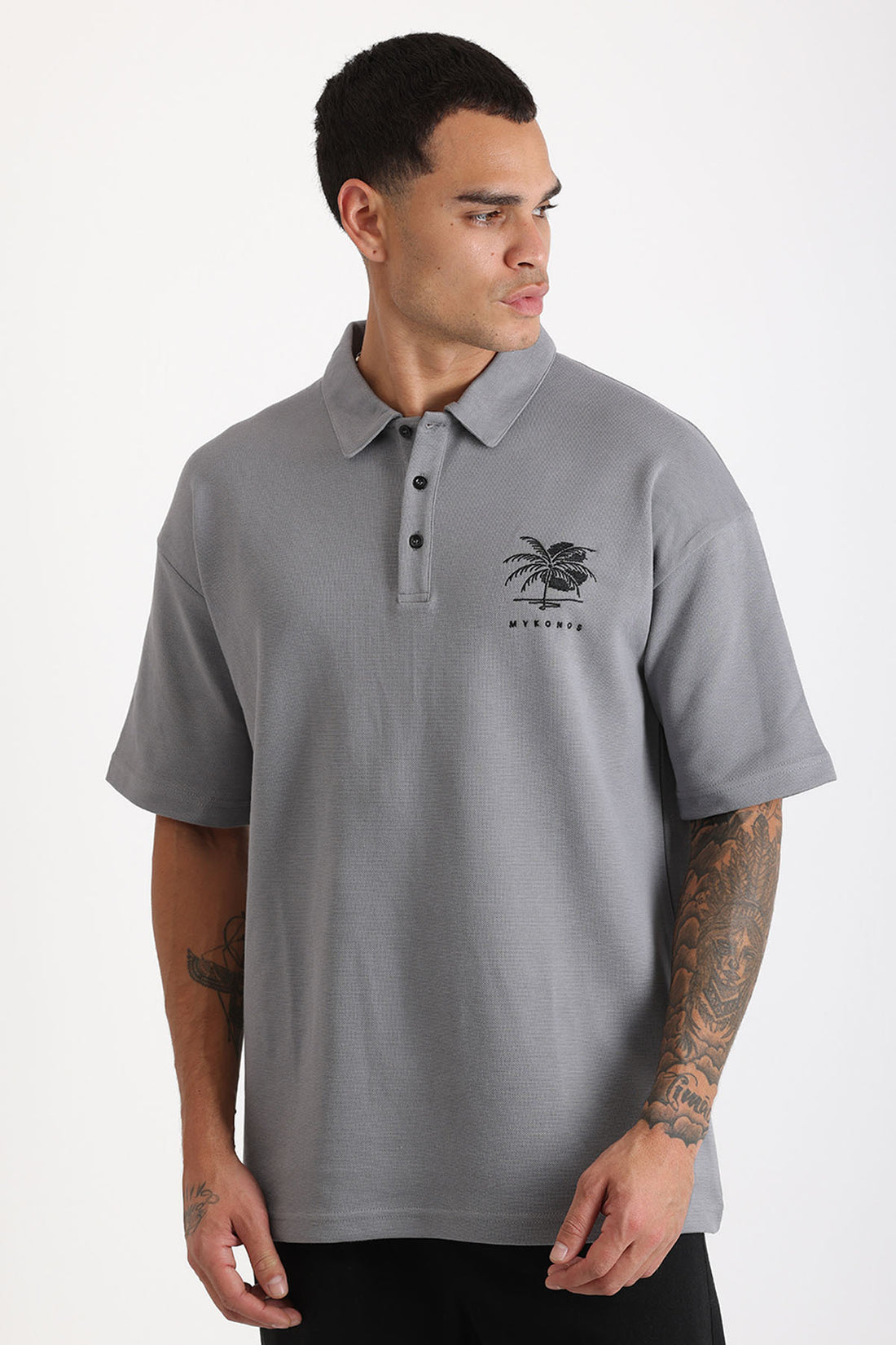 Göğüs MYKONOS Nakış Detaylı Double Pike Kumaş Loose Fit Erkek Polo Yaka Tişört