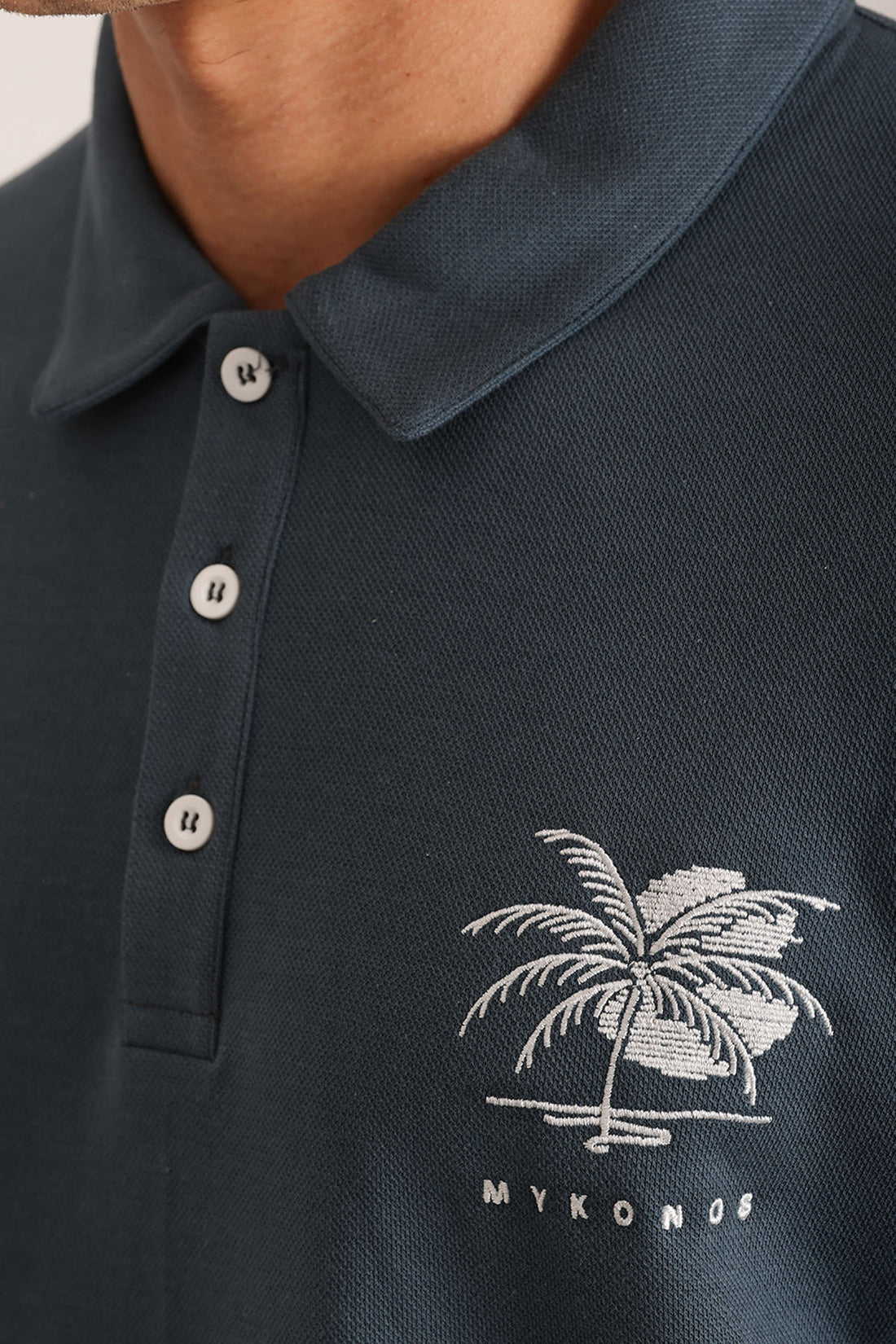 Göğüs MYKONOS Nakış Detaylı Double Pike Kumaş Loose Fit Erkek Polo Yaka Tişört